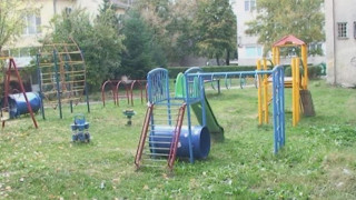Нови площадки за игра радват децата на Мездра