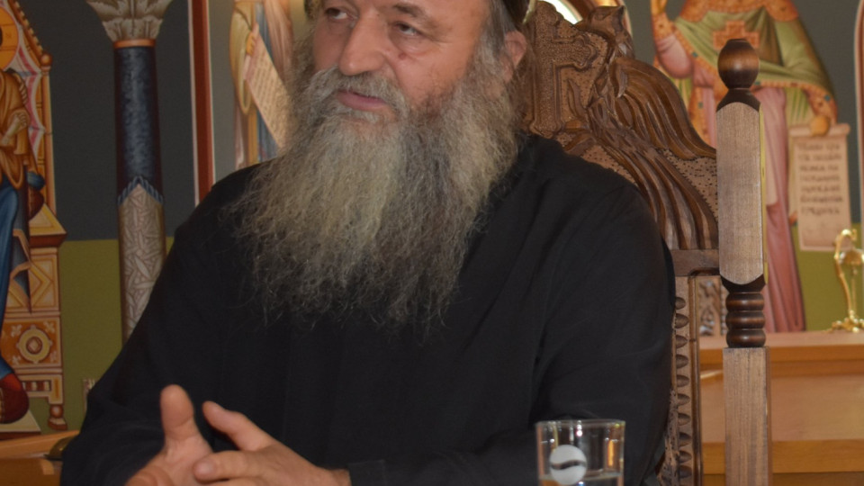 Светогорски монах изнася беседа на Деня на града в Перник | StandartNews.com