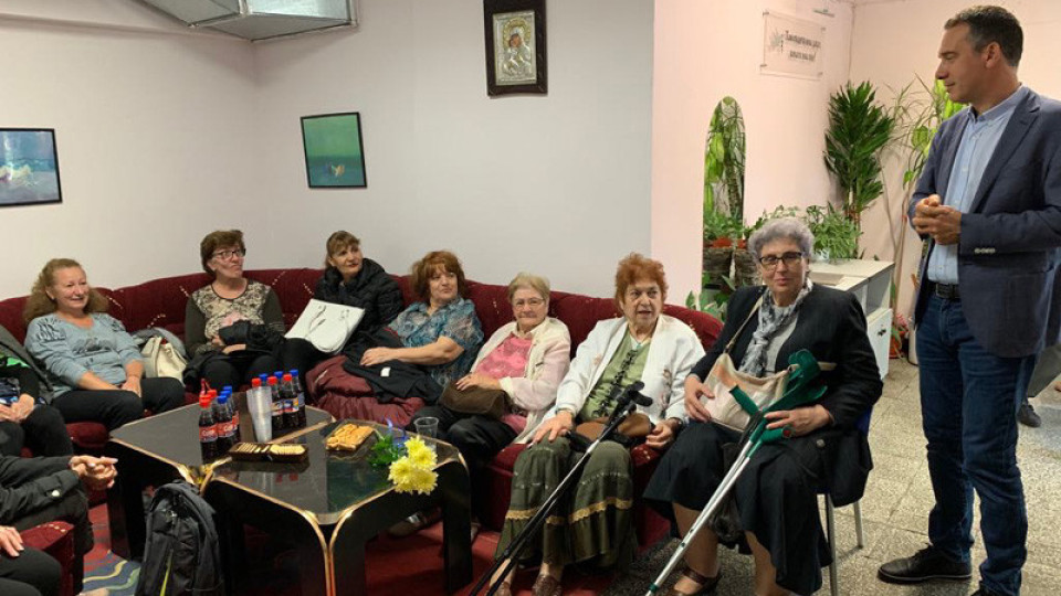 Димитър Николов с грижа за самотните възрастни в Бургас | StandartNews.com