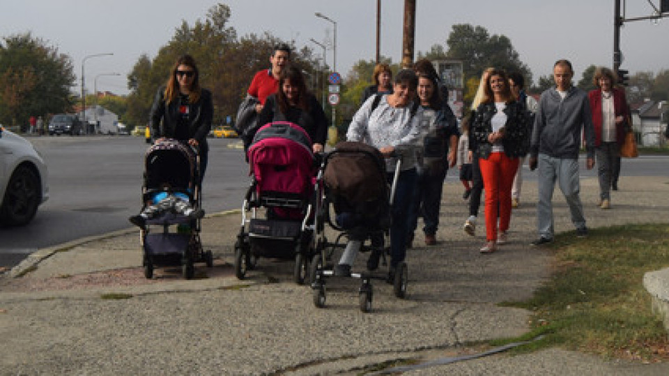 Катя Георгиева мина с бебешка количка по тротоарите в Ямбол | StandartNews.com