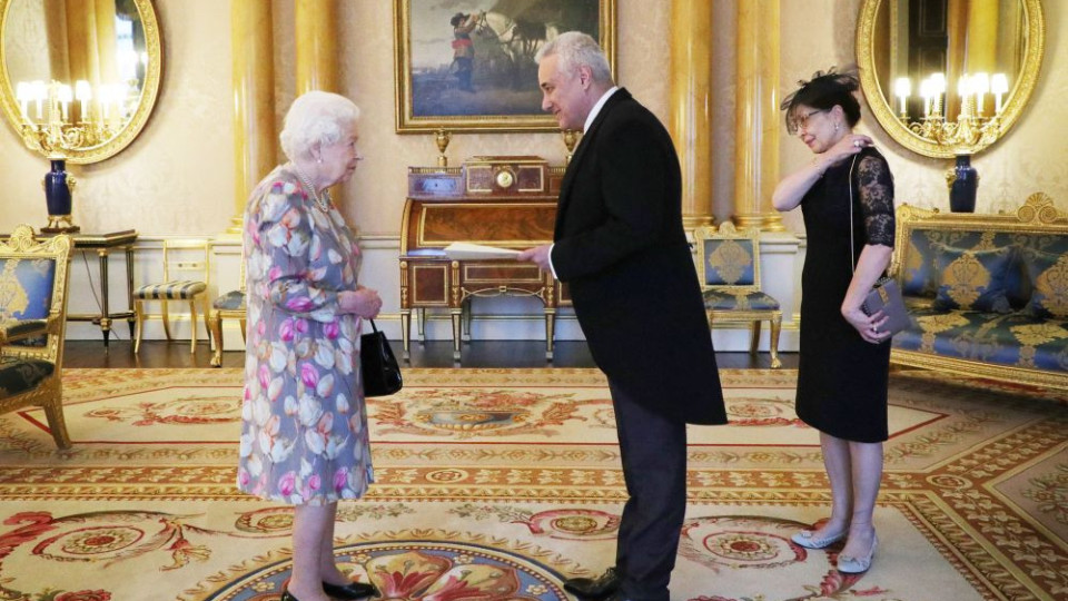 Посланикът ни в Лондон посети кралица Елизабет | StandartNews.com
