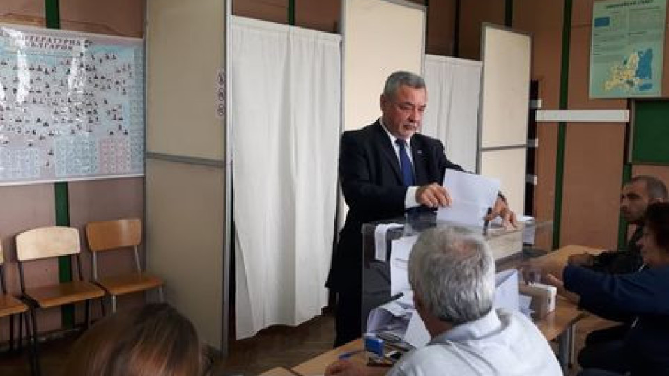 Симеонов гласува за промяната в Бургас | StandartNews.com