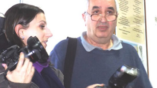 Задържаха фоторепортер, снимал в изборна секция