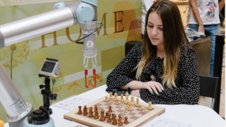 Робот победи световна шампионка по шах