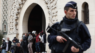 80-годишен стреля край джамия във Франция