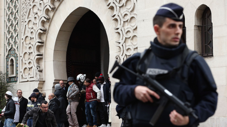 80-годишен стреля край джамия във Франция | StandartNews.com