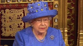 Защо кралица Елизабет бе с шапка "Европейски съюз"?
