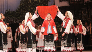 Деца учат  за българския фолклор в концертна зала