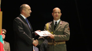 Президентът връчи дипломи във Военната академия