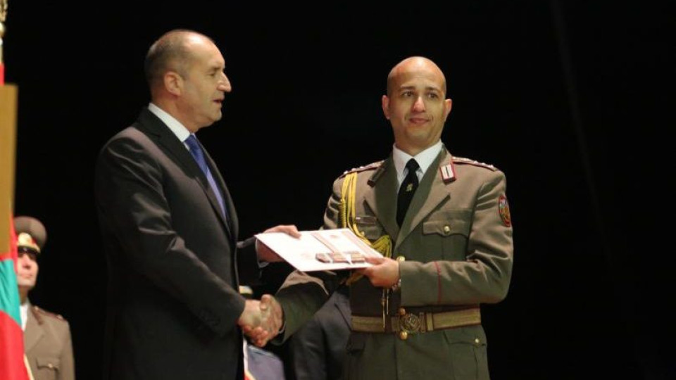 Президентът връчи дипломи във Военната академия | StandartNews.com