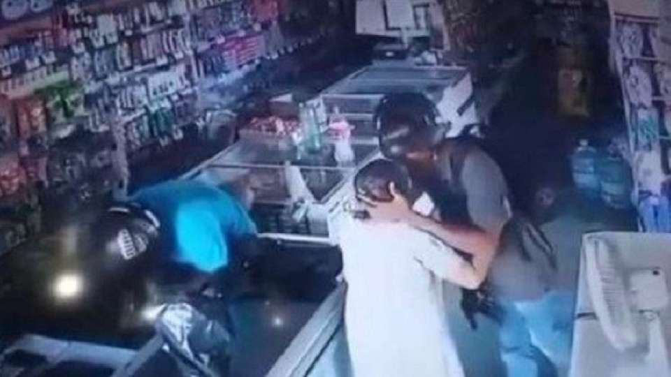 Крадец в магазин не взе парите на баба и я целуна | StandartNews.com