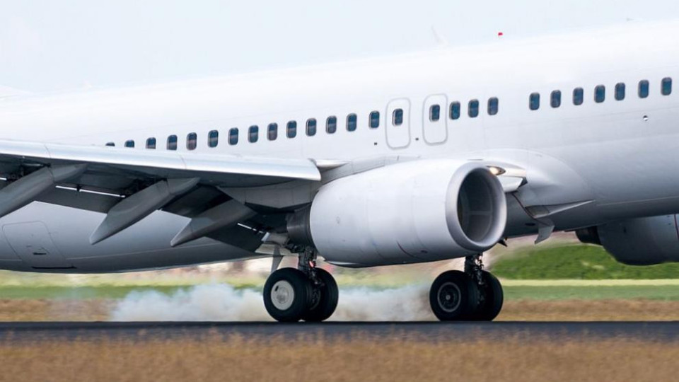 Пътнически самолет кацна със спрял двигател | StandartNews.com