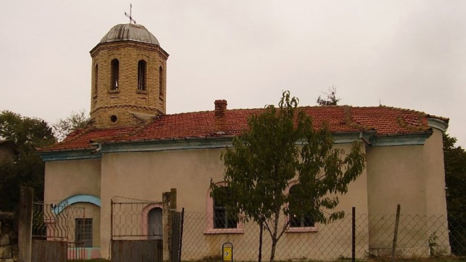 Разследват кражби от три църкви в Русенско | StandartNews.com