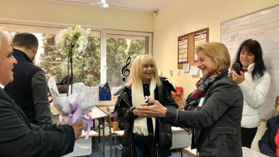 Лили Иванова гласува и получи цвете в саксия | StandartNews.com