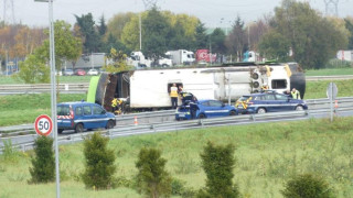 33-ма пострадаха в преобърнал се автобус