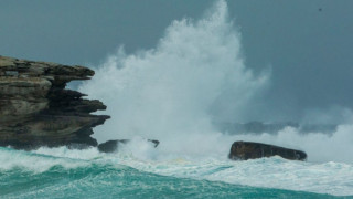 7-метрови вълни връхлетяха френското крайбрежие