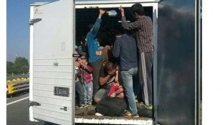 41 мигранти открити в хладилен камион в Северна Гърция