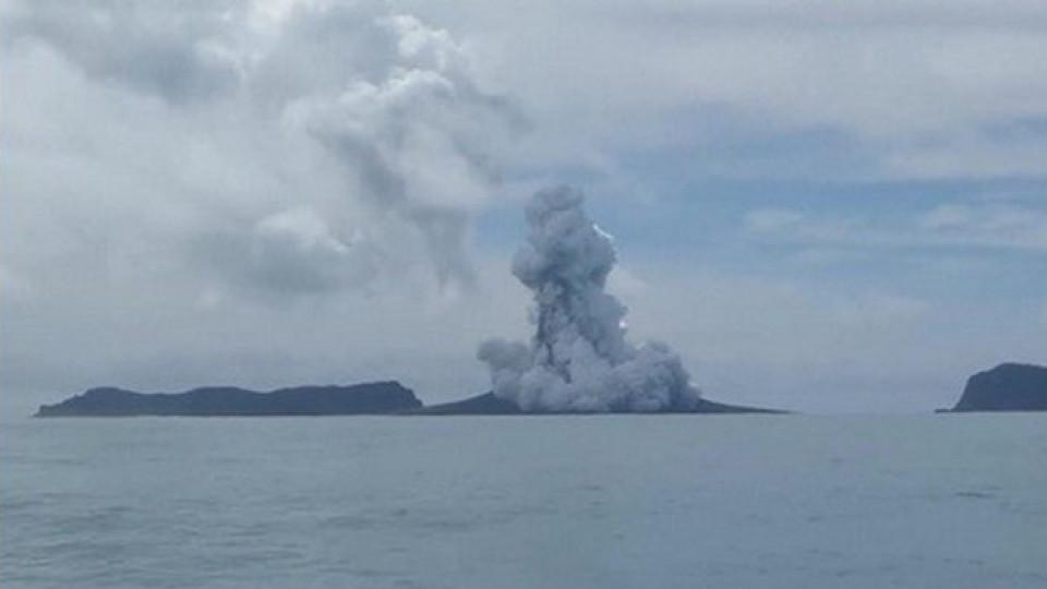 Вулкан потопи остров и създаде нов на Тонга | StandartNews.com