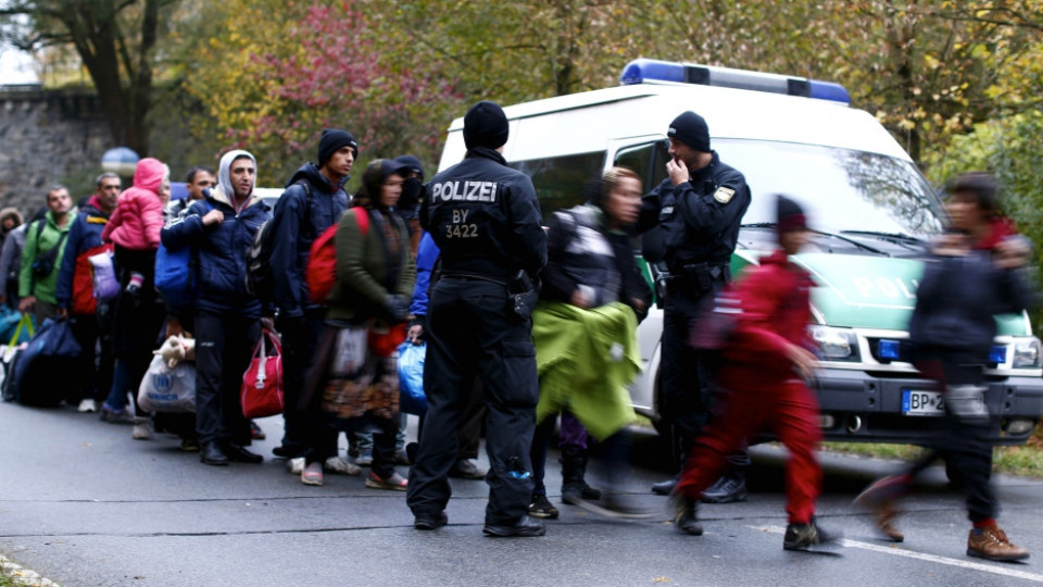 Германия цака мигрантите с гранични проверки | StandartNews.com