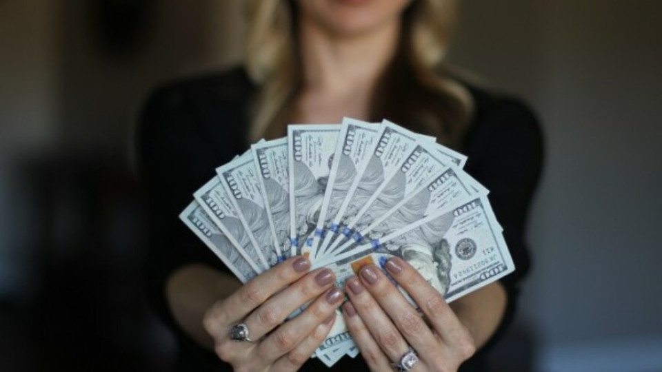 Жените трупат богатство по-бързо от мъжете | StandartNews.com