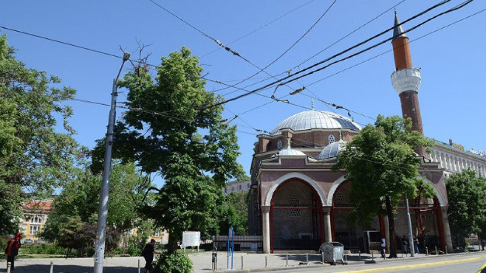 Отцепиха района около джамията в София | StandartNews.com