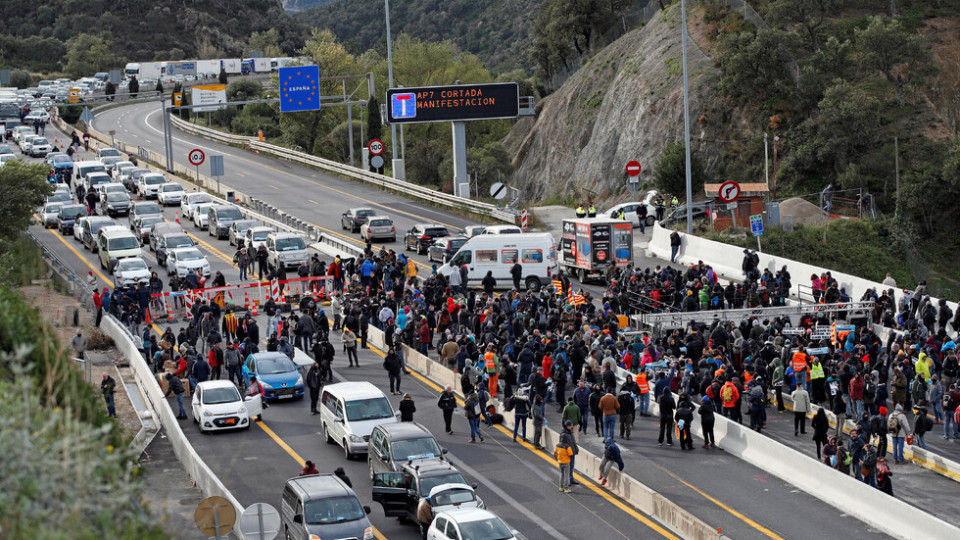 Протестиращи затвориха граница на Испания | StandartNews.com