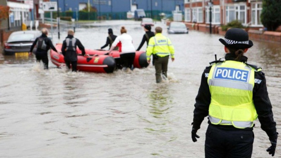 "Кобра" се събира за наводненията в Англия | StandartNews.com
