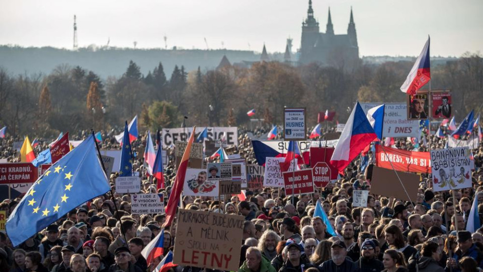 Стотици хиляди чехи с ултиматум към премиера Бабиш | StandartNews.com