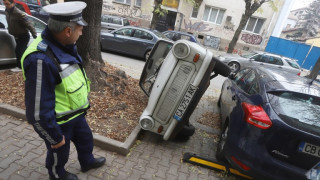 Лудост - шофьор обърна автомобил, за да паркира своя