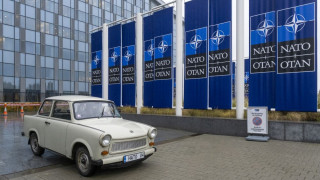 Трабантът на Паси кацна в НАТО в Брюксел
