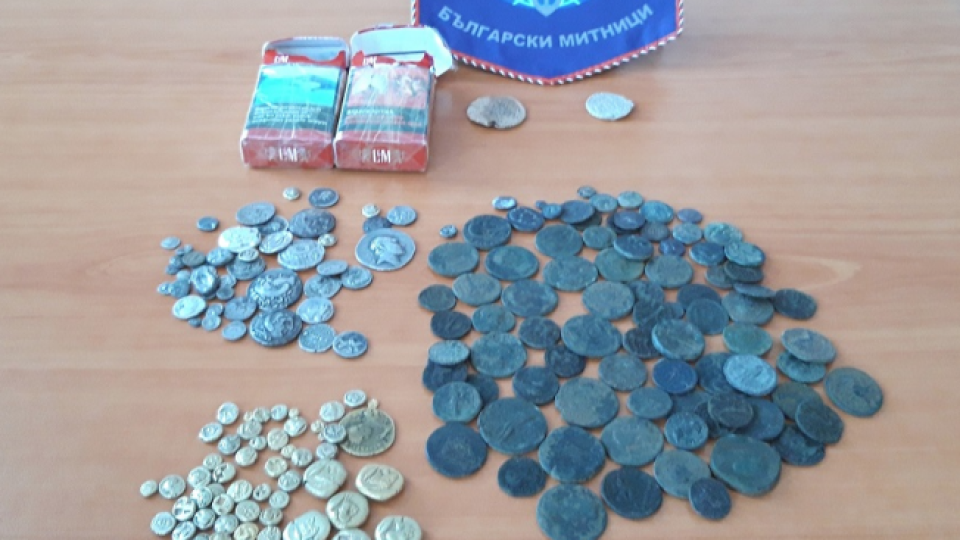 Старинни монети заловиха митничари | StandartNews.com