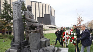 Откриха паметник на Симеон Радев в София