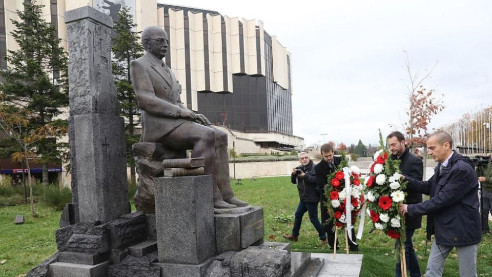 Откриха паметник на Симеон Радев в София | StandartNews.com