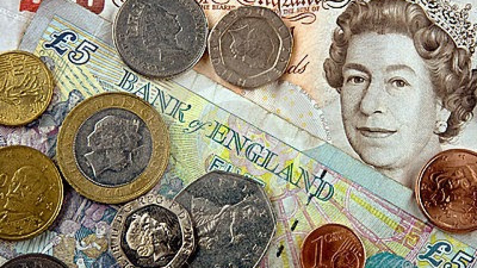 Пачки с пари по улиците в британско село | StandartNews.com