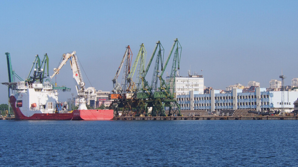 Силен вятър затвори пристанищата Варна и Бургас | StandartNews.com