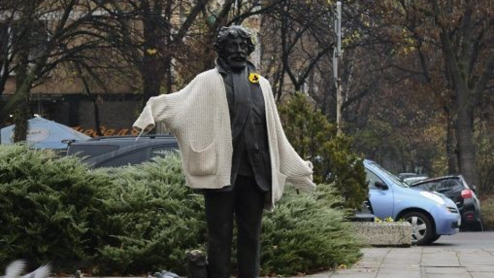 Облякоха паметника на Радой Ралин в София | StandartNews.com