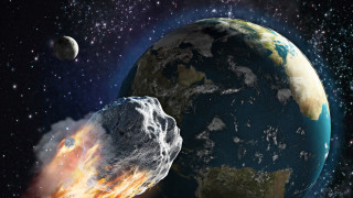 Огромен астероид прелита край Земята