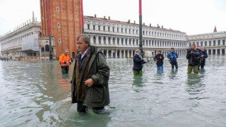 Жители на Венеция на протест срещу наводненията