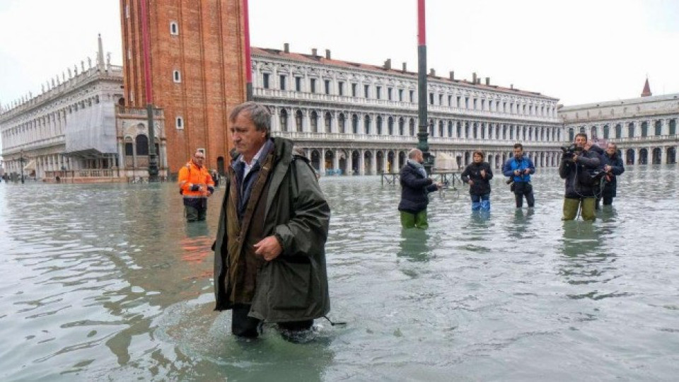 Жители на Венеция на протест срещу наводненията | StandartNews.com