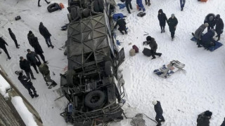 19 загинаха при падане на автобус в ледена река