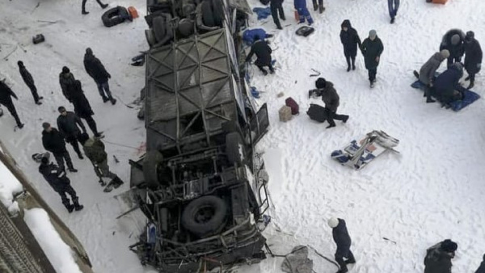19 загинаха при падане на автобус в ледена река | StandartNews.com