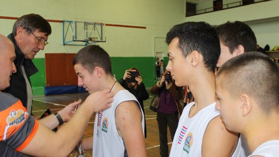 Баскетболни легенди наградиха деца в Разград | StandartNews.com