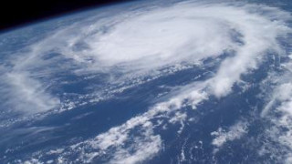 Хиляди евакуирани във Филипините заради тайфун