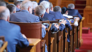 Депутатите гласуват бюджетите на ДОО и НЗОК