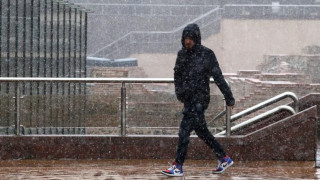 Първи сняг в София. Обработват срещу заледяване