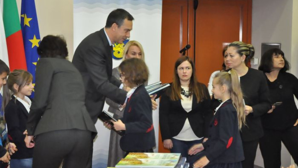 Димитър Николов награждава успешните ученици на Бургас | StandartNews.com
