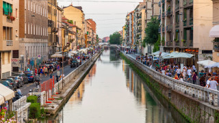 Хиляди банкноти плуват в канал в Милано