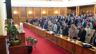 Депутатите на крака в почит към Стоянка Мутафова