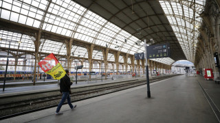 Стачките във Франция спряха влакове