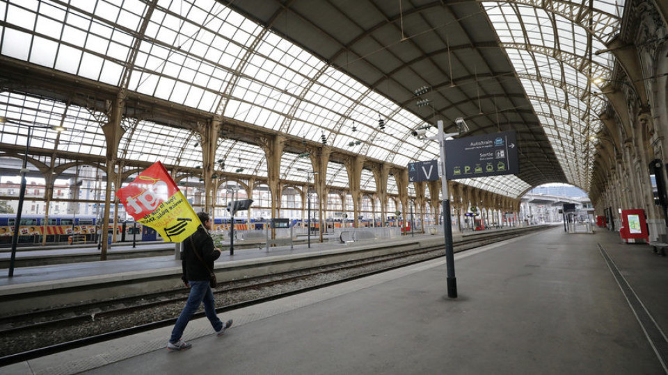 Стачките във Франция спряха влакове | StandartNews.com